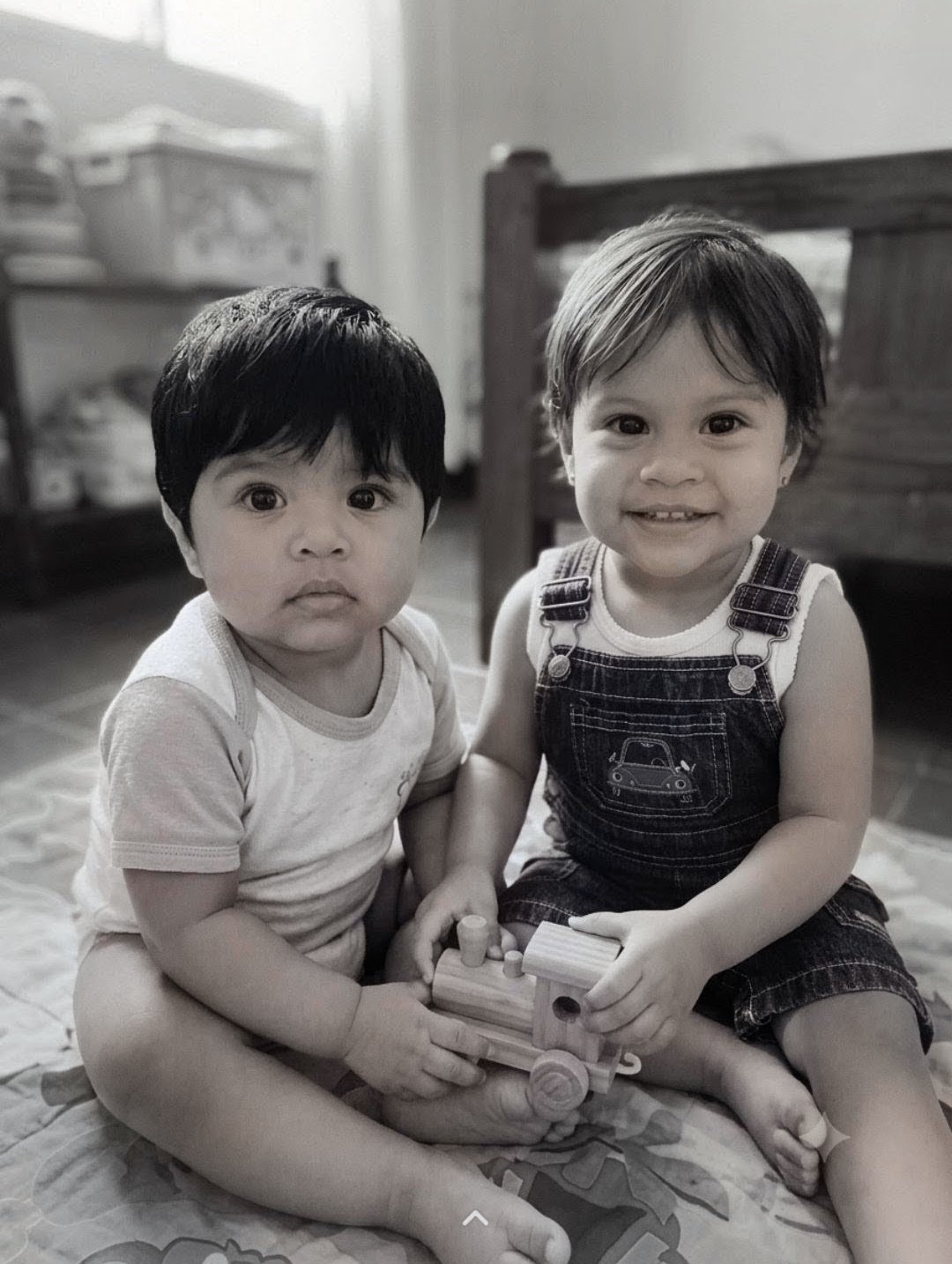 Dos niños pequeños compartiendo un momento especial